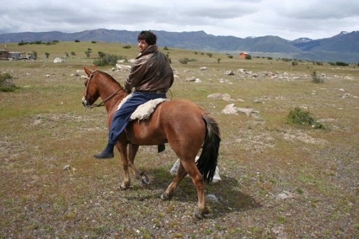 Lucas montando robusto cavalo criollo<br />Foto Thomas Bussius 