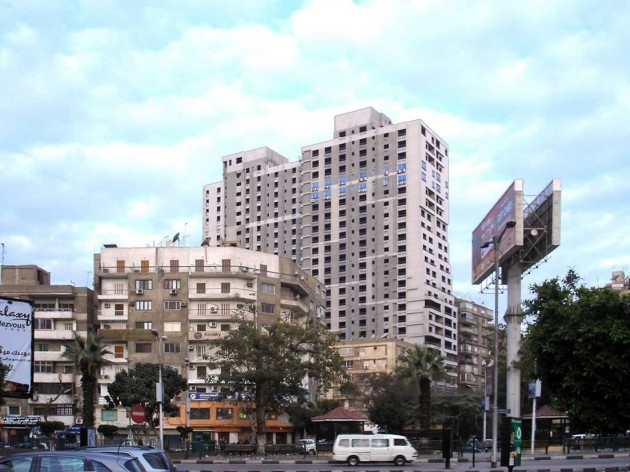 Torre comercial sendo erguida em meio ao bairro residencial de Mohandessin<br />Foto Leonardo Castello 
