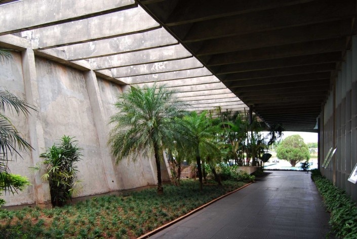 Escola Superior de Administração Fazendária – ESAF, jardim e volume do auditório, Brasília DF<br />Foto Daniel Corsi 