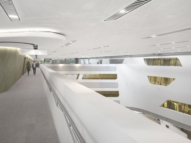 Library and Learning Centre, University of Economics & Business Vienna, bridges and corridors. Zaha Hadid Architects<br />Foto Roland Halbe  [Foto divulgação]