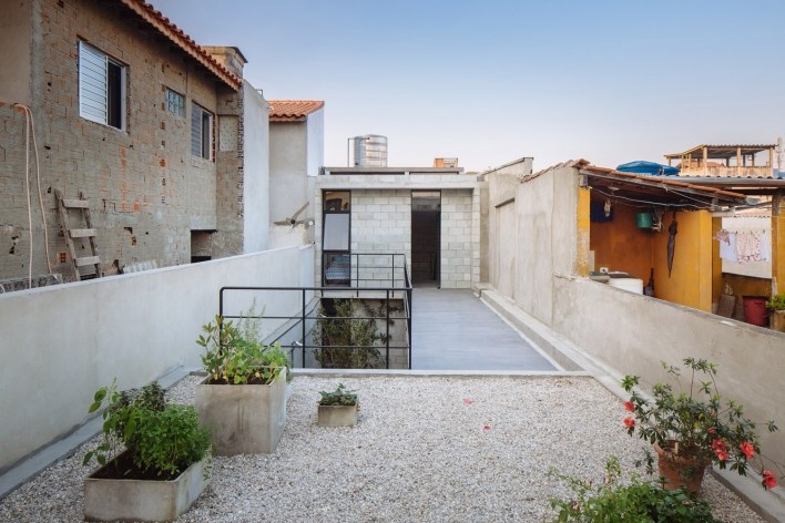 Vila Matilde's House, terrace. Terra e Tuma architects<br />Foto Pedro Kok 