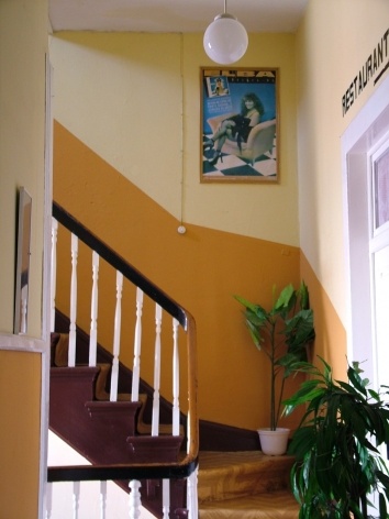 Cartaz com foto da Elba Ramalho bem jovem na escadaria de um hotel<br />Foto Paula Janovitch 