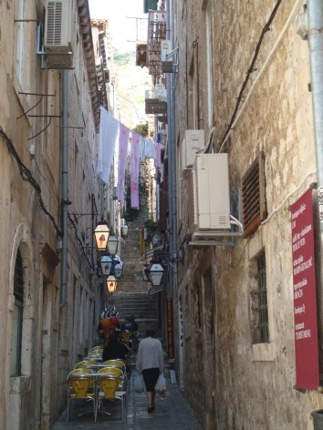 Por dentro da Cidade Antiga. Uma das pequenas ruelas de Dubrovnik<br />foto Aline Martins da Silva 
