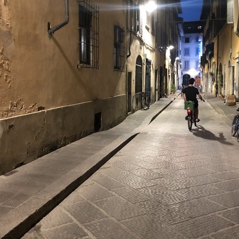 Trecho da Rota Acessível de Florença, calçada alargada e nivelada com rebaixo para travessia<br />Foto Larissa Scarano, 2018 