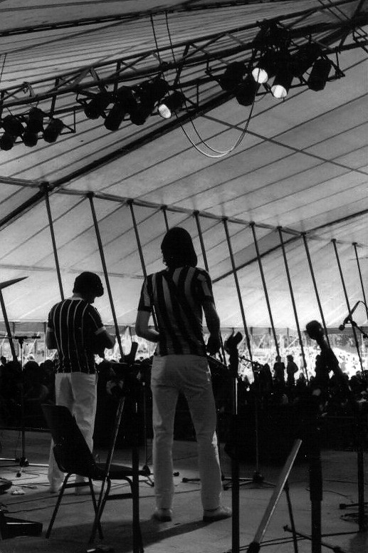 Xoro Roxo se apresentando no festival folk de Ris Orangis, 1980<br />Foto divulgação 