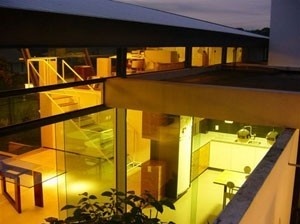 Vista a partir do jardim interno - O jardim interno é um importante elemento de articulação entre os setores da casa<br />Imagem dos autores do projeto 