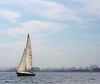 Veleiro na Represa de Guarapiranga, com skyline de São Paulo ao fundo<br />Foto Thomas Bussius 