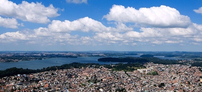 Represa de Guarapiranga, com favelas e bairros nas margens. <br />Foto Iatã Canabrava 