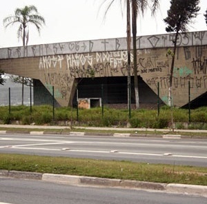 Garagem de barcos abandonada, arquiteto Vilanova Artigas<br />Foto Thomas Bussius 