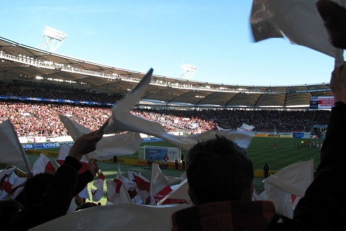 Bandeiras agitadas no Gottlieb-Daimler Stadion
<br />Foto Roberto Rüsche 