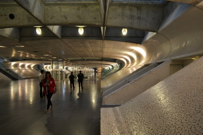 Interior da estação oriente, circulação central, nível inferior, Lisboa<br />Foto Juliano Carlos Cecílio Batista Oliveira 
