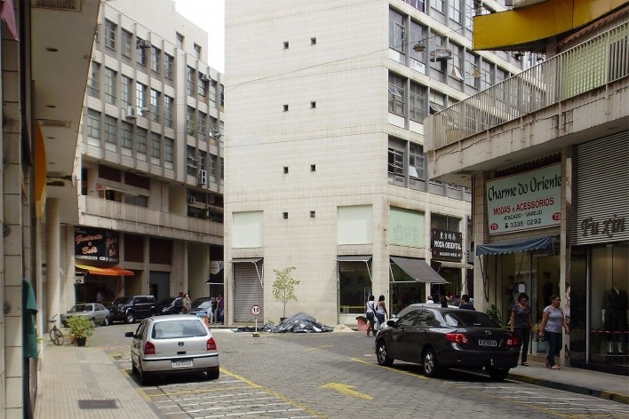Centro Comercial do Bom Retiro, interior da quadra, São Paulo. Arquiteto Lucjan Korngold<br />Foto Abilio Guerra 