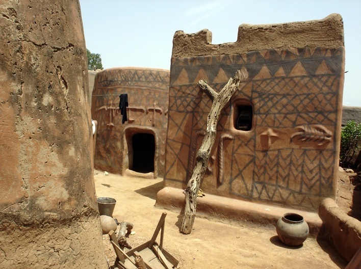 Casas adornadas de barro, aldeia de Tiébélé, Burkina-Faso<br />Foto Renato Barbieri 