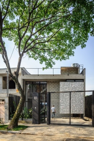 Casa Maracanã, São Paulo, vista da rua. Terra e Tuma arquitetos associados.<br />Foto Pedro Kok 