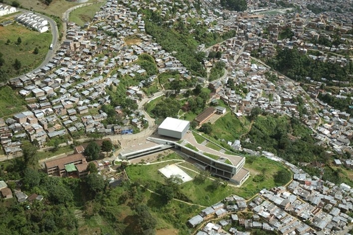Colegio Santo Domingo Savio. Medellín, Colombia. 2008<br />Foto Luis Adriano Ramírez 