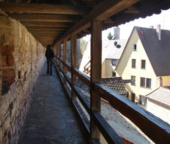 Muro interno da cidade de meados do século 13<br />Foto Regiane Pupo 