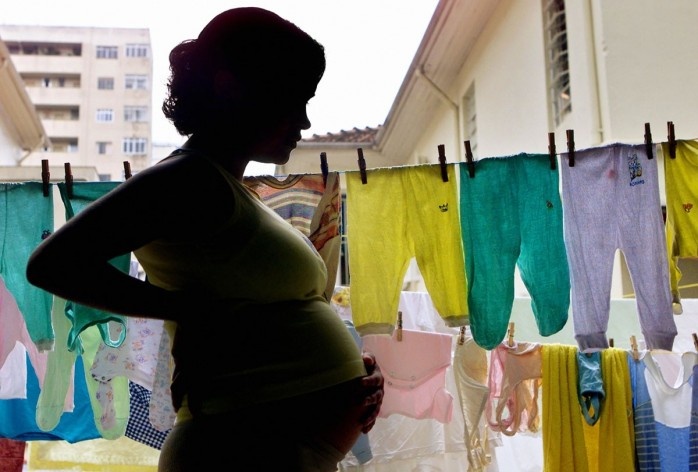 Adolescente de 16 anos grávida de 5 meses, no Lar da Menina-Mãe, instituição que cuida de adolescentes e pré-adolescentes grávidas, São Paulo SP<br />Foto Tuca Vieira 