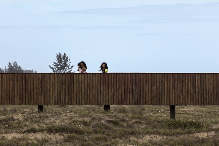 Requalificação urbana e ambiental da orla de Ilha Comprida, 2019. Arquitetos Marcos Boldarini e Lucas Nobre<br />Foto Leonardo Finotti 