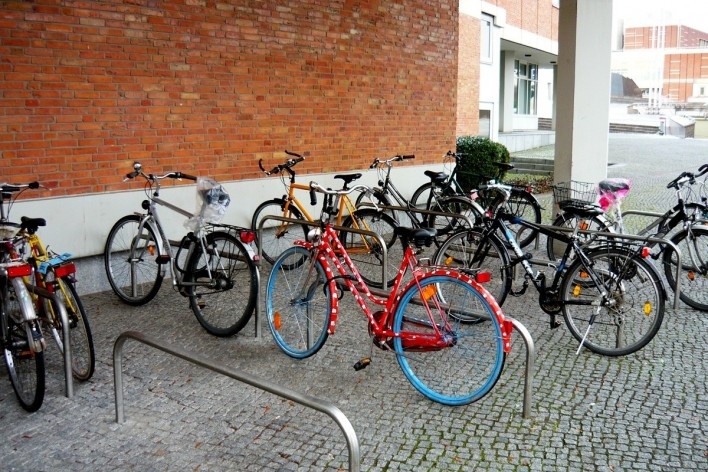 Bicicletas estacionadas em frente ao Museu de Artes Decorativas de Belim. Destaque para a bicicleta personalizada em vermelho com bolinhas brancas. Berlim, Alemanha, dezembro 2009<br />Foto Francisco Alves 