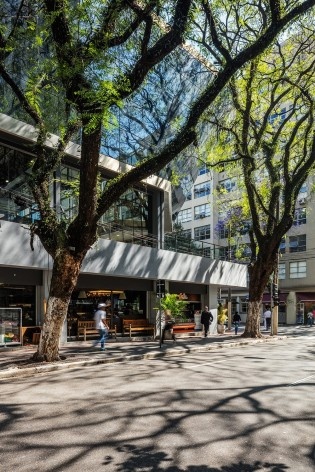 Ginásio colégio São Luis, esquina das ruas Haddock Lobo e Luis Murat. Urdi arquitetura.<br />Foto Nelson Kon 