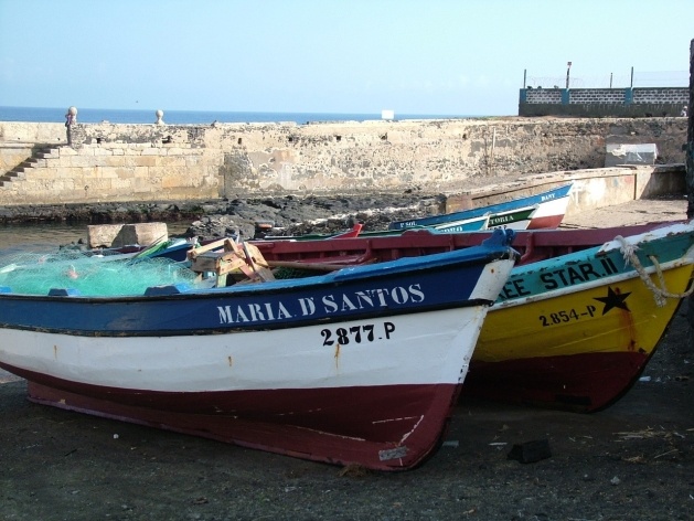 Embarcações no porto de Santo Antão<br />Foto Paula Janovitch 