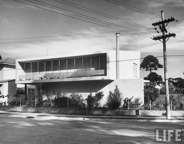 Casa Benedito Levi, Jardim Europa, São Paulo. Arquiteto Vilanova Artigas, 1944<br />Foto Dimitri Kessel  [Acervo Life]