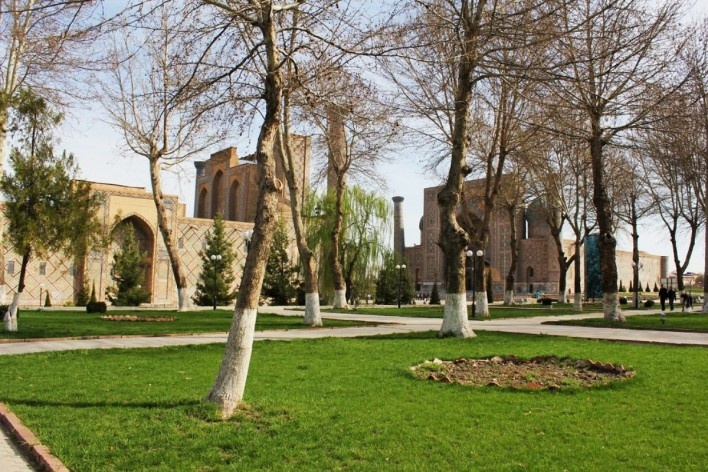 Jardins localizados a sudoeste do Registan, em Samarkand. Ao fundo, as madraças de Ulugbek, à esquerda e a Sher-Dor, à direita<br />Foto José Júlio Rodrigues Vieira 