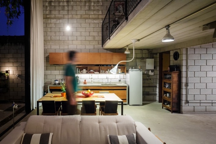 Casa Maracanã, São Paulo, cômodo com pé direito duplo e nível intermediário, cena noturna. Terra e Tuma arquitetos associados.<br />Foto Pedro Kok 