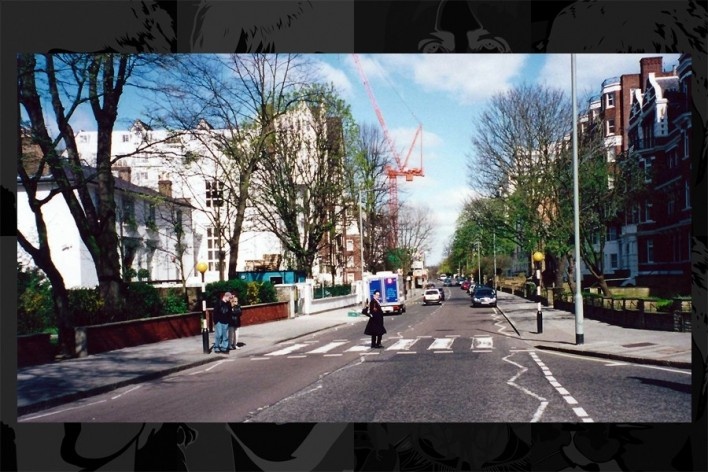 Cruzando a Abbey Road em Londres em 2001. Esta passagem de pedestre foi declarada recentemente Patrimônio Nacional<br />Foto Victor Hugo Mori 