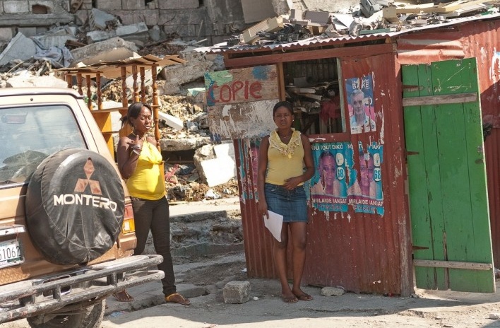 Porto Príncipe, Haiti, 2011. A população tenta retomar a vida com os escombros compondo a paisagem da cidade<br />Foto Alyson Montrezol 