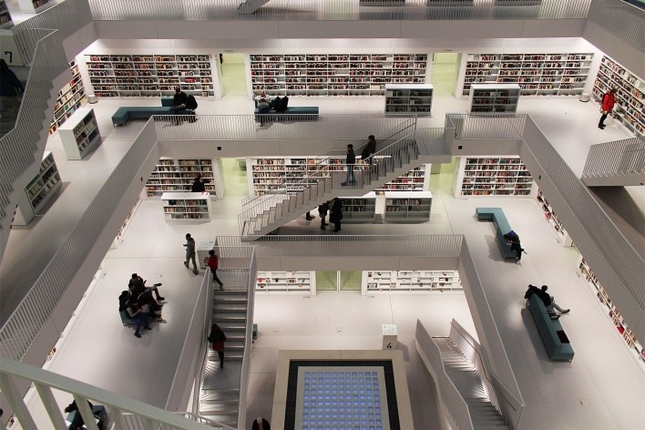 Biblioteca Municipal de Stuttgart, atrium. Arquiteto Young Yi<br />Foto Luiz Antonio Lopes de Souza 