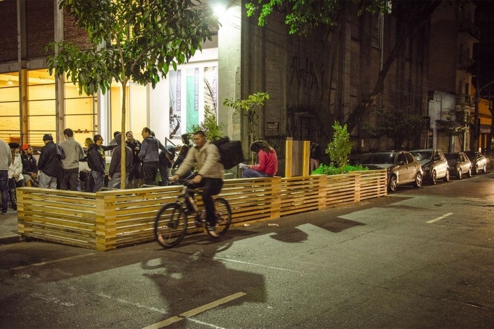 Zonas Verdes para o Design Weekend, rua Maria Antônia, cena noturna. Zoom, Superlimão, Tato, H2C e Marton