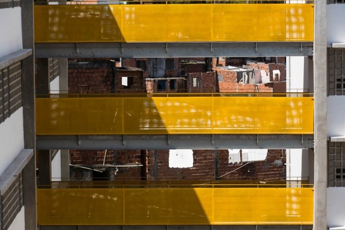 Residencial Corruíras, passarelas em estrutura metálica. Marcos Boldarini, Lucas Nobre e Renato Bomfim<br />Foto Fabio Knoll 