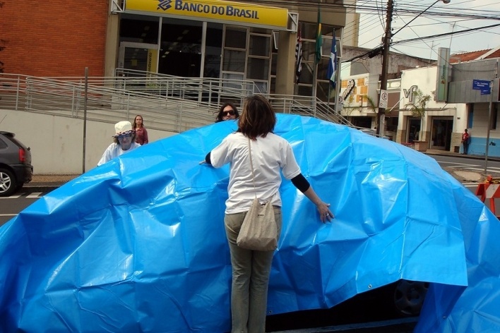 Artistas do Pparalelo empacotam carro na praça Luciano Esteves <br />Foto divulgação 