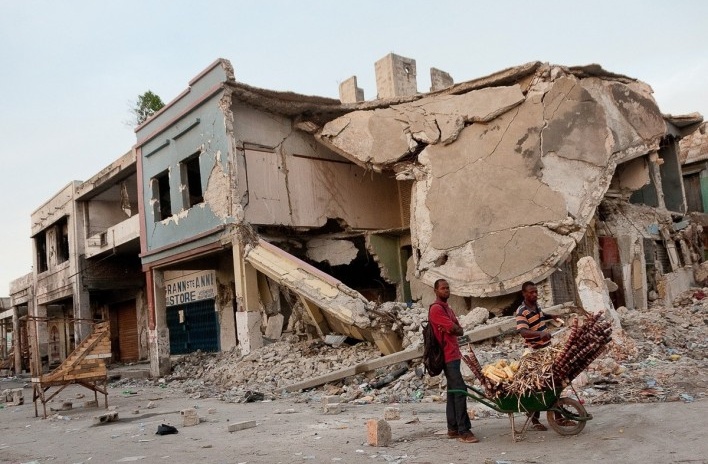 Porto Príncipe, Haiti, 2010. A população tenta retomar a vida com os escombros compondo a paisagem da cidade<br />Foto Alyson Montrezol 