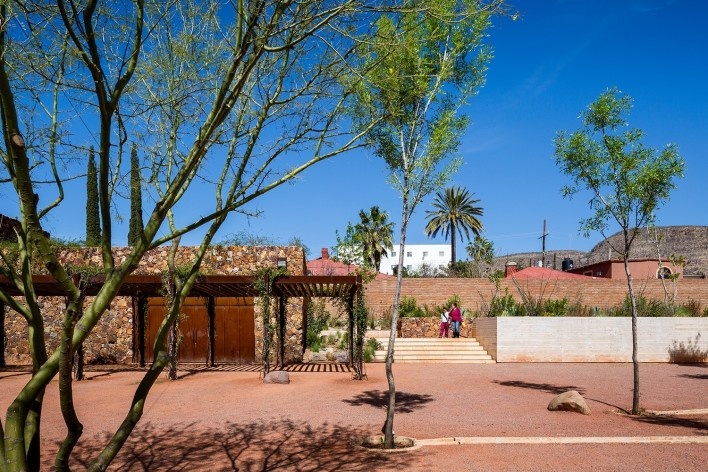 Patio Fresnos, Nacozari de Garcia, Sonora, Mexico, 2014. Architects Jorge Ambrosi and Gabriela Etchegaray (authors) / Ambrosi Etchegaray<br />Foto/photo Rafael Gamo 