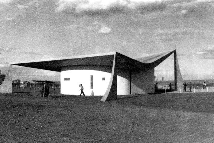 Igreja Nossa Senhora de Fátima (igrejinha) em construção, 1958. Arquiteto Oscar Niemeyer<br />Foto M. M. Fontenelle  [Acervo Iphan DF]