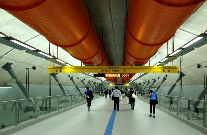 Passagem de conexão entre plataforma de desembarque e mezanino, Estação Paulista<br />Foto Michel Gorski 