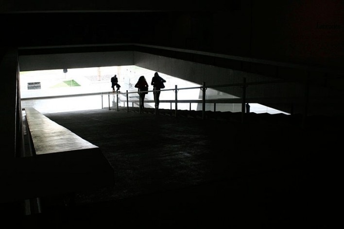 Rampa de entrada do Museu Oscar Niemeyer, prédio das salas de exposição<br />foto Lygia Nery 