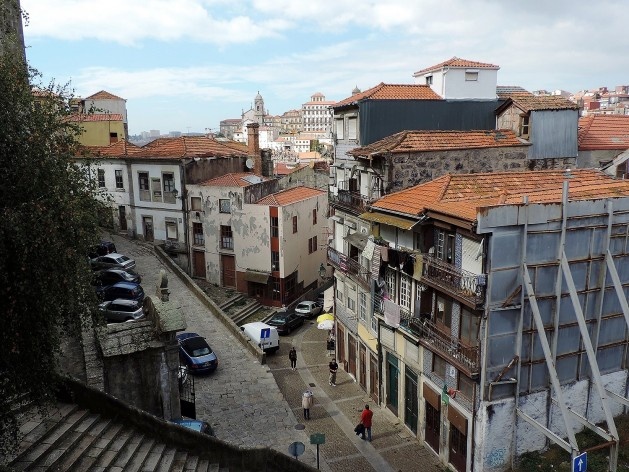 Porto, Edifícios reabilitados pelo CRUARB/CH no Morro da Sé, na rua Escura, apresentam estado de conservação crítico. Área residencial ao pé da Sé<br />Foto Andréa da Rosa Sampaio, 2015 