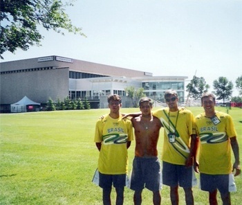 Atletas brasileiros diante da piscina de Winnipeg, Canadá
