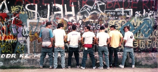 Grupo de atletas no Muro de Berlim