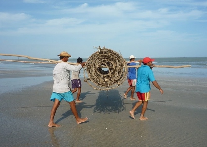 Bitupitá, Ceará. Pescadores levando para o mar a malha do curral de pesca<br />Foto José Albano 