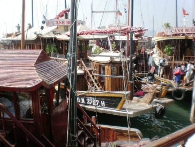 Porto de Ha Long, embarque de turistas<br />Foto LMBO 