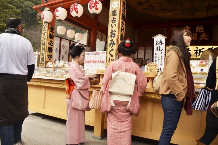 Templo Kiyomizudera, gueixas visitando, Kyoto<br />Foto Roberto Abramovich 