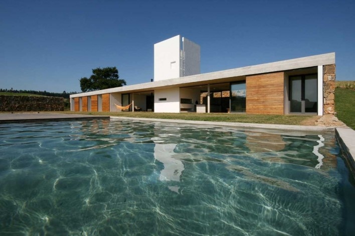 Casa em Joanopolis, vista externa com piscina, Una Arquitetos, menção honrosa categoria profissional/ obras concluídas. Joanopolis, SP, 2005-2008.
