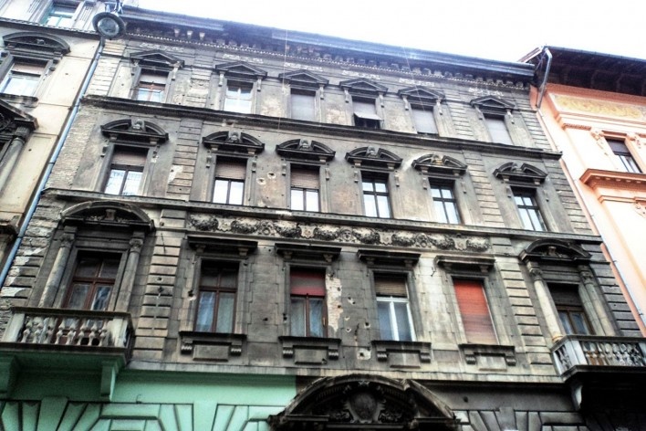 Tradicionais edifícios do centro de Budapeste com suas marcas do comunismo: a arquitetura e as marcas dos tiros nas paredes<br />foto Lucas Gamonal Barra de Almeida 