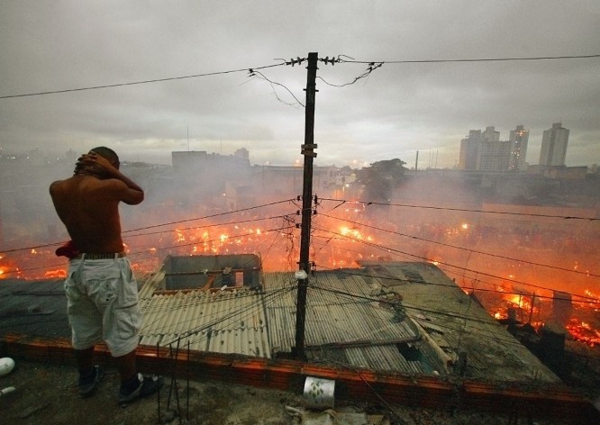 Incêndio na Favela São João, onde dezenas de barracos foram destruídos pelo fogo, que só foi controlado no dia seguinte pela manhã. Cerca de 280 pessoas de 500 famílias foram desabrigadas, São Paulo SP<br />Foto Tuca Vieira 
