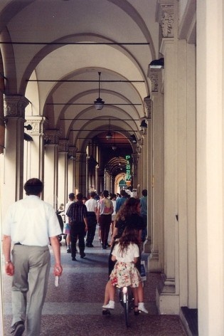 Edifício porticado, Bolonha, 1994<br />Foto Abilio Guerra 