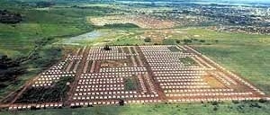 Foto 1 – Um exemplo da assustadora padronização de alguns conjuntos habitacionais (SÃO PAULO (Estado). CDHU, Tipologias de edificaciones. São Paulo, 1997. Não havia indicada a localização deste conjunto)